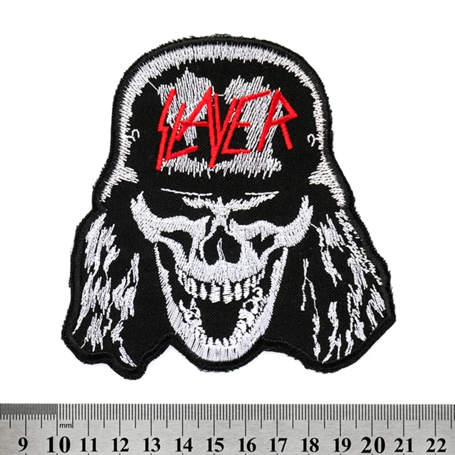 Бродирана голяма нашивка на Slayer с череп с каска и червено лого за метъл яке.