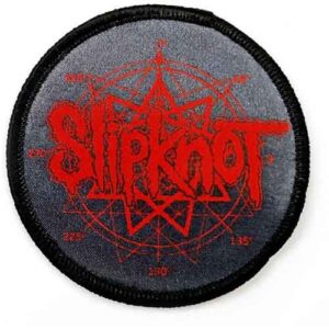 Кръгла нашивка на Slipknot с червено лого и нонаграма върху сива текстилна основа.