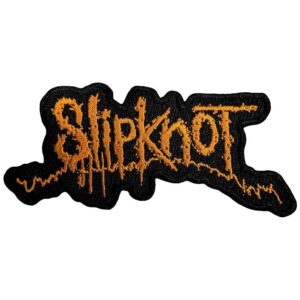 Малка нашивка на Slipknot с оранжево бродирано лого върху черен текстилен фон.