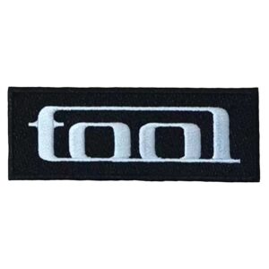 Бродирана правоъгълна нашивка Tool с бяло геометрично лого на черен фон.