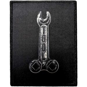 Правоъгълна нашивка Tool гаечен ключ с детайлна бродерия в сиво и черно.