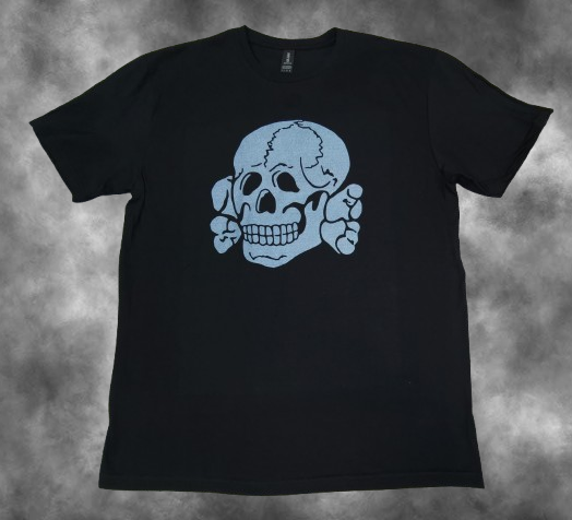 Черна мъжка тениска със светлосин символ Totenkopf (череп и кости)