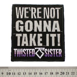 Бродирана нашивка на Twisted Sister с надпис We're Not Gonna Take It в сребристо върху черен фон.