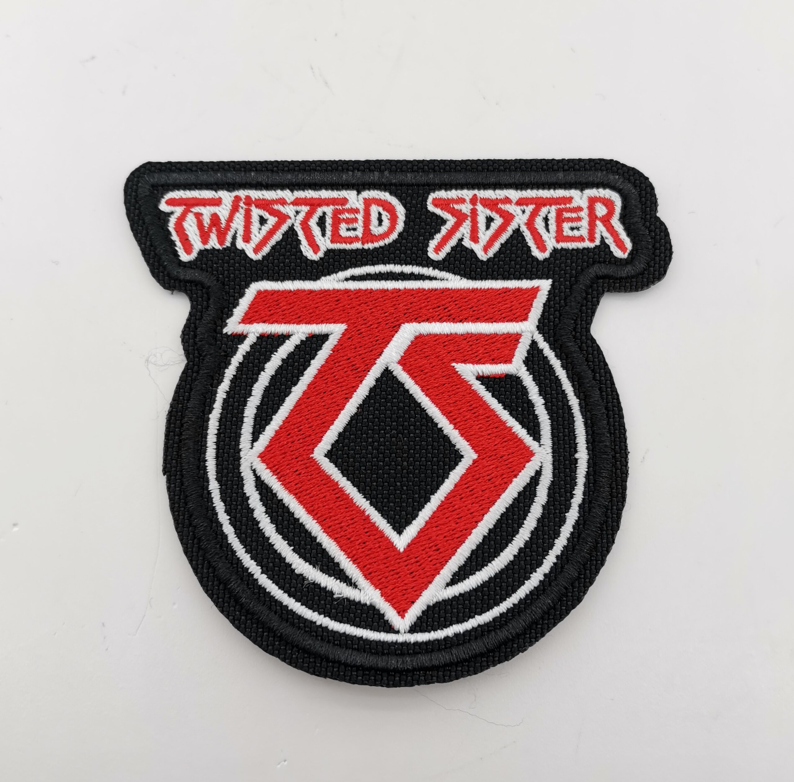 Бродирана нашивка с червено и бяло лого и TS емблема на групата Twisted Sister върху черен плат