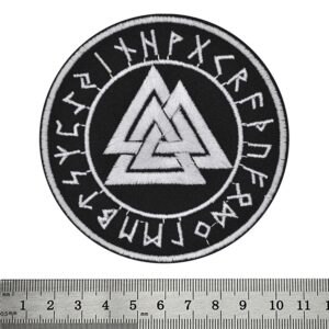 Кръгла викинг нашивка Valknut с рунически кръг Futhark в бяла бродерия.