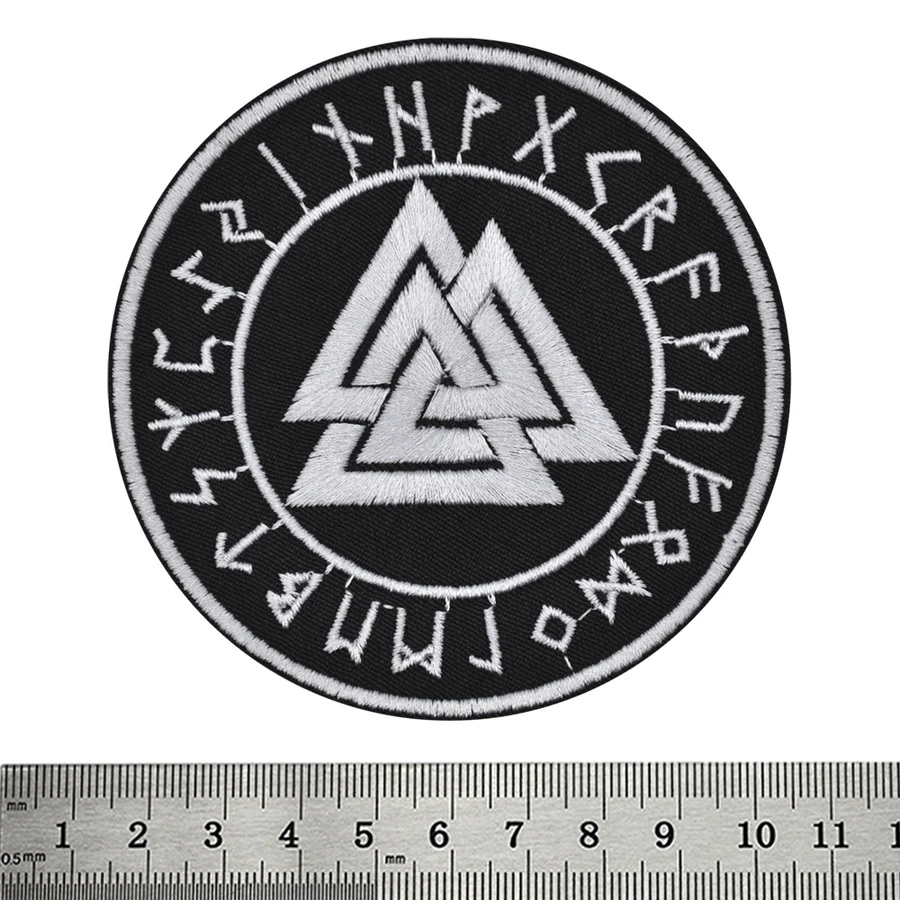 Кръгла викинг нашивка Valknut с рунически кръг Futhark в бяла бродерия.