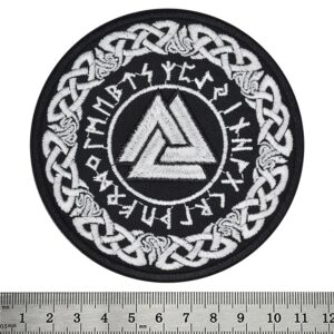Кръгла нашивка Valknut в келтски възел с бяла бродерия върху черен фон.