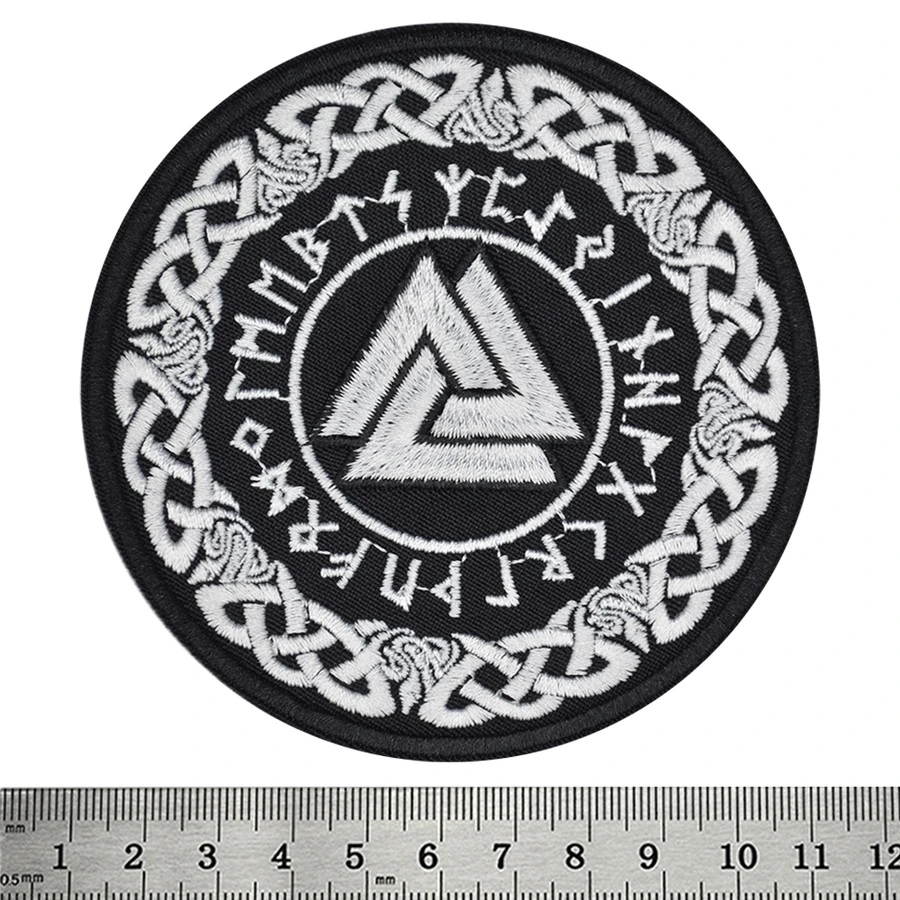 Кръгла нашивка Valknut в келтски възел с бяла бродерия върху черен фон.