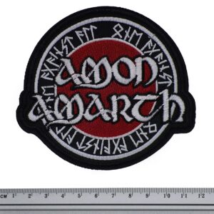 Кръгла бродирана нашивка на Amon Amarth с бяло лого и руни върху червен фон.