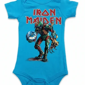 Бебешко боди в светлосиньо с принт на групата Iron Maiden и емблематичния им герой Еди, държащ земното кълбо.