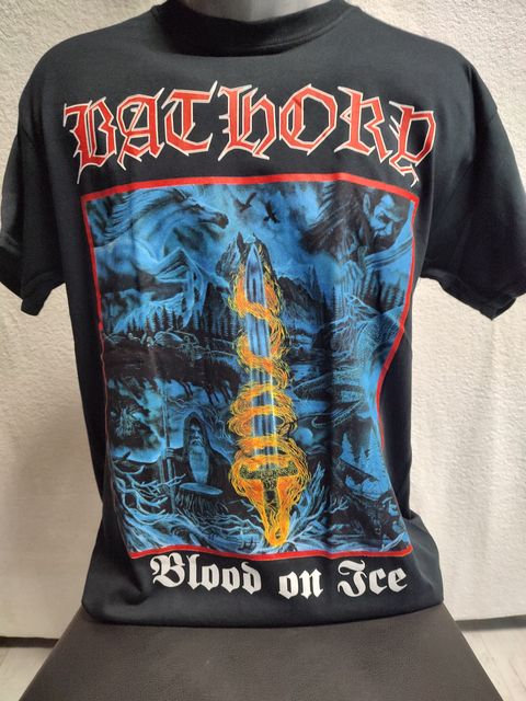 Черна мъжка тениска Bathory с голяма цветна щампа на меч и северни воини от албума Blood on Ice