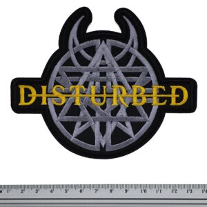 Бродирана нашивка на Disturbed със сиво лого и жълт надпис върху черен фон.