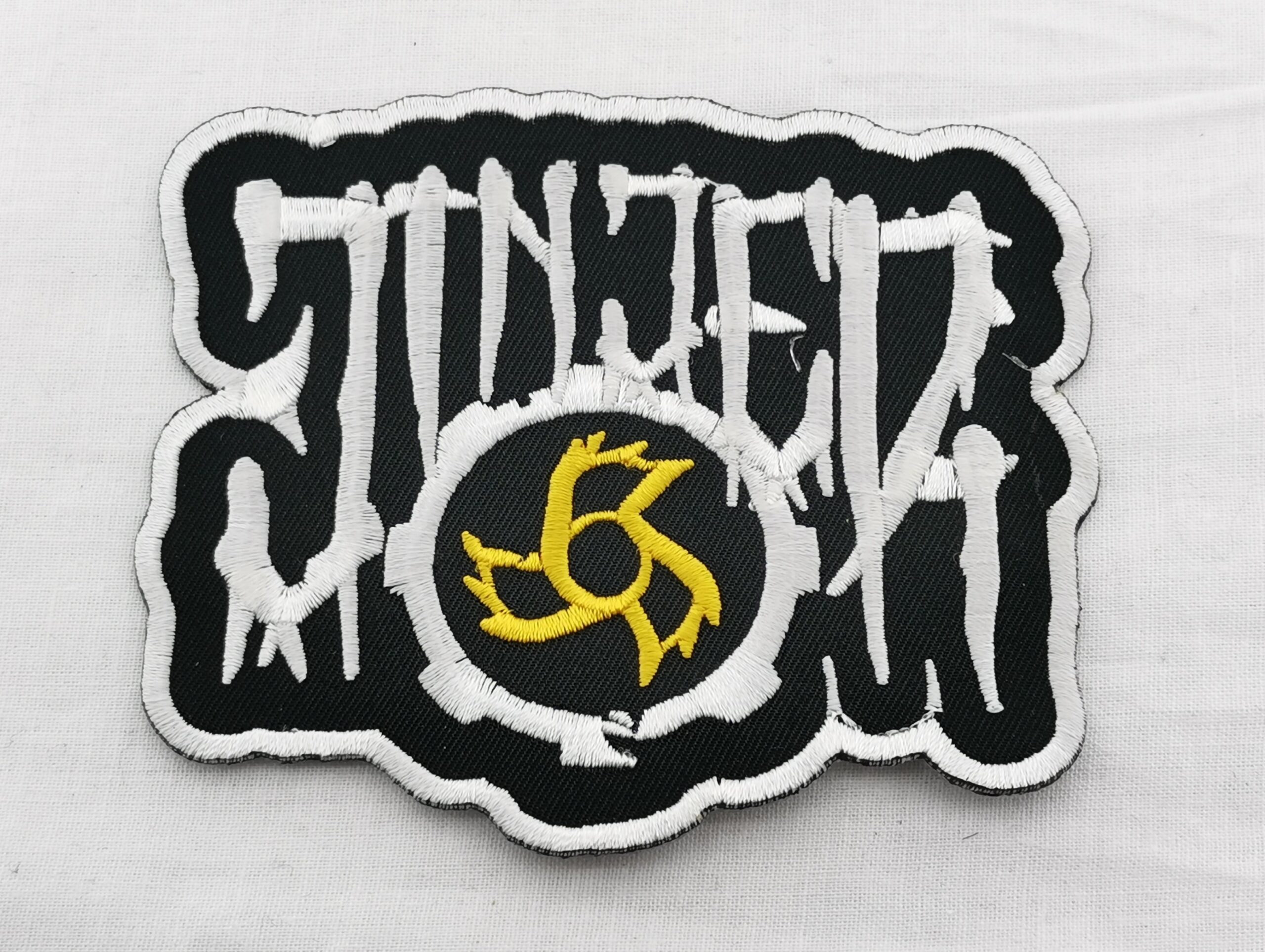 Текстилна нашивка Jinjer с висококачествена бродерия и жълто лого