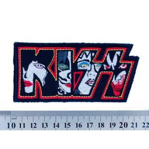 Бродирана правоъгълна нашивка Kiss с портрети на членовете на групата в буквите.