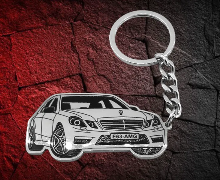 Сребрист метален ключодържател Mercedes E63 AMG от стомана-задна част