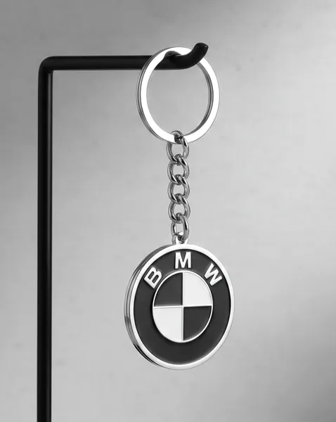 Сребрист метален ключодържател с цветната емблема на BMW от медицинска стомана