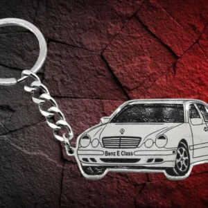 Сребрист метален ключодържател със силует на Mercedes E-Class от стомана отпред
