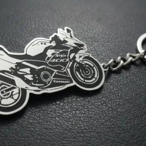 Сребрист метален ключодържател със силует на мотор Kawasaki от медицинска стомана