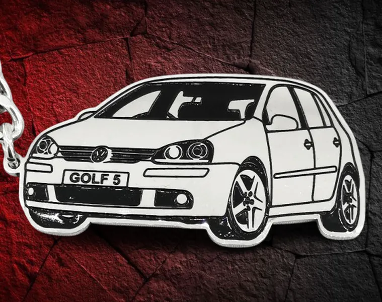 Сребрист метален ключодържател със силует на Volkswagen Golf 5 от стомана близък план