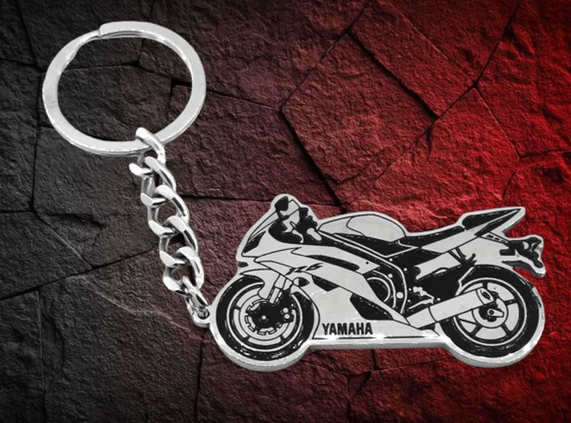 Сребрист метален ключодържател със силует на мотор Yamaha от медицинска стомана