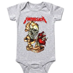 Сиво бебешко боди с къс ръкав и червено лого на Metallica с графичен дизайн на череп и сърце.