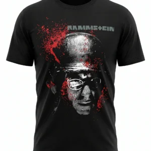 Предна част на черна тениска Rammstein с графичен дизайн на войник и кървави пръски.