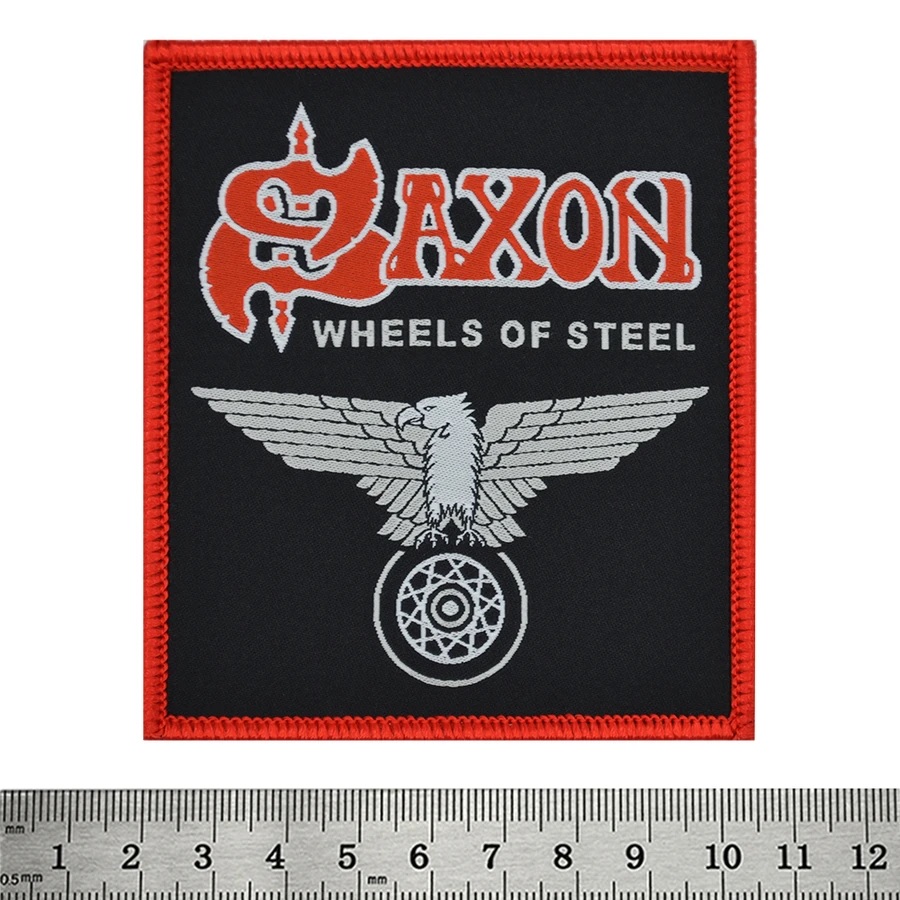 Квадратна нашивка Saxon Wheels of Steel с червено лого и бял орел върху черно.