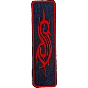 Бродирана нашивка SLIPKNOT Tribal S с червено лого на черен фон.