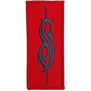 Нашивка на Slipknot „Black Tribal Sigil“ – черно трайбъл лого „S“, бродирано върху червена основа.