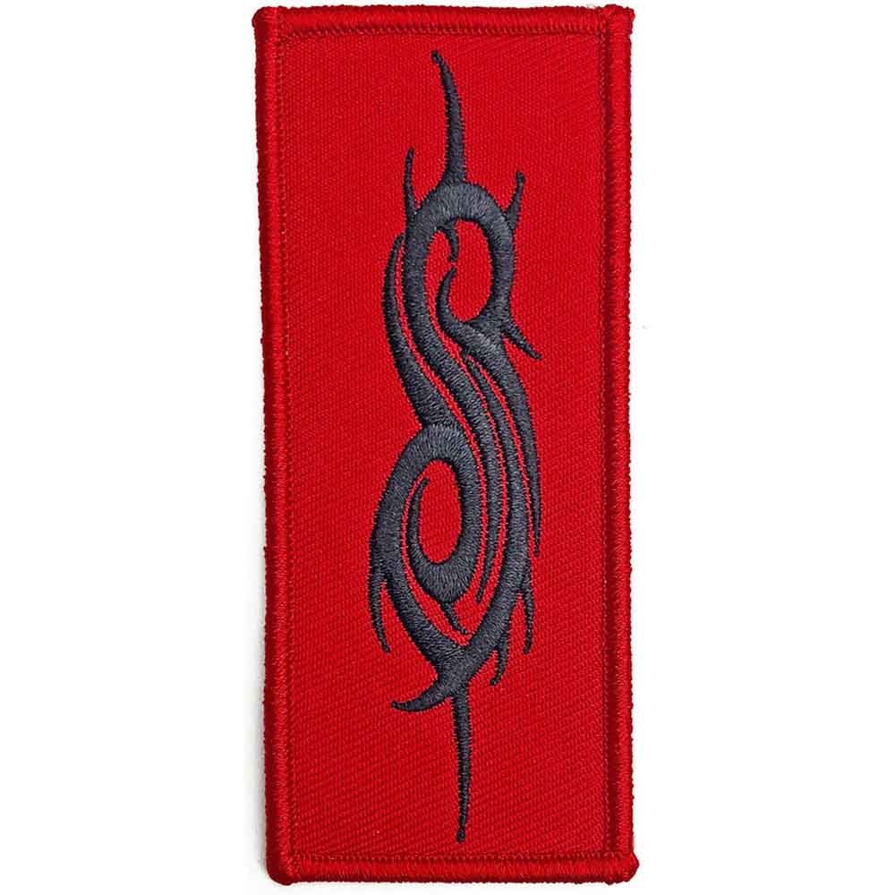 Нашивка на Slipknot „Black Tribal Sigil“ – черно трайбъл лого „S“, бродирано върху червена основа.