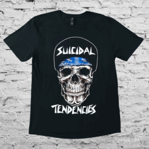 Черна тениска на Suicidal Tendencies с бяла щампа на череп и синя бандана