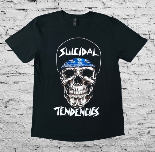 Черна тениска на Suicidal Tendencies с бяла щампа на череп и синя бандана