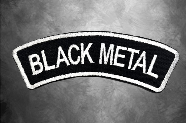 Черна извита текстилна нашивка Black Metal с бяла бродерия.