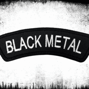 Извита нашивка Black Metal с бяла бродерия върху черен фон.
