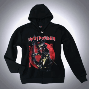 Черен суичър с цип и качулка на групата Iron Maiden. На предната част има голяма щампа на талисманът Еди, облечен като самурай.