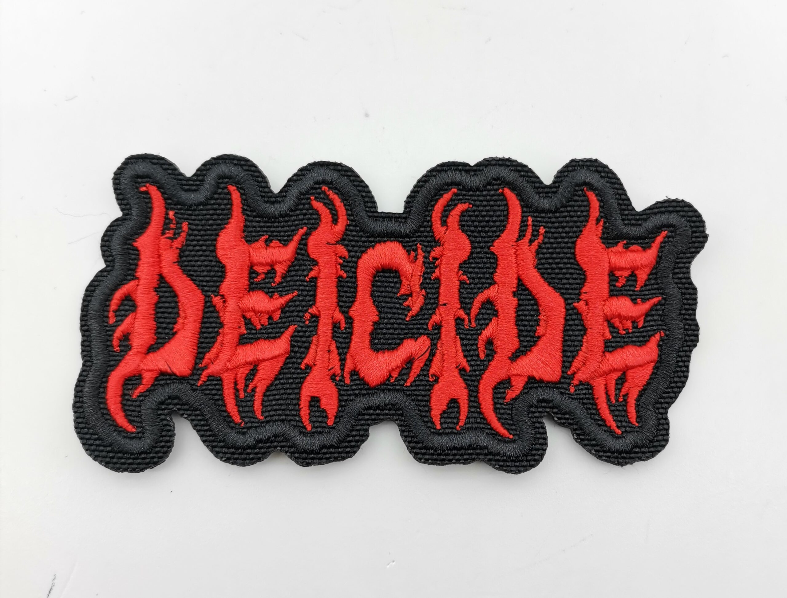 Бродирана нашивка с пламтящо червено лого на групата Deicide върху черен плат