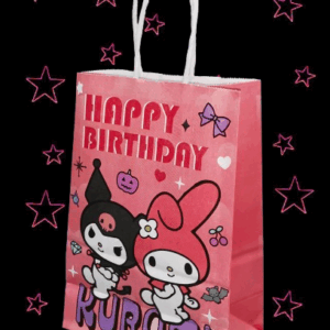 Розова подаръчна торбичка с принт на Kuromi и My Melody и надпис "Happy Birthday".