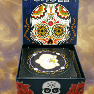 Настолна блъф игра Skull в отворена синя кутия