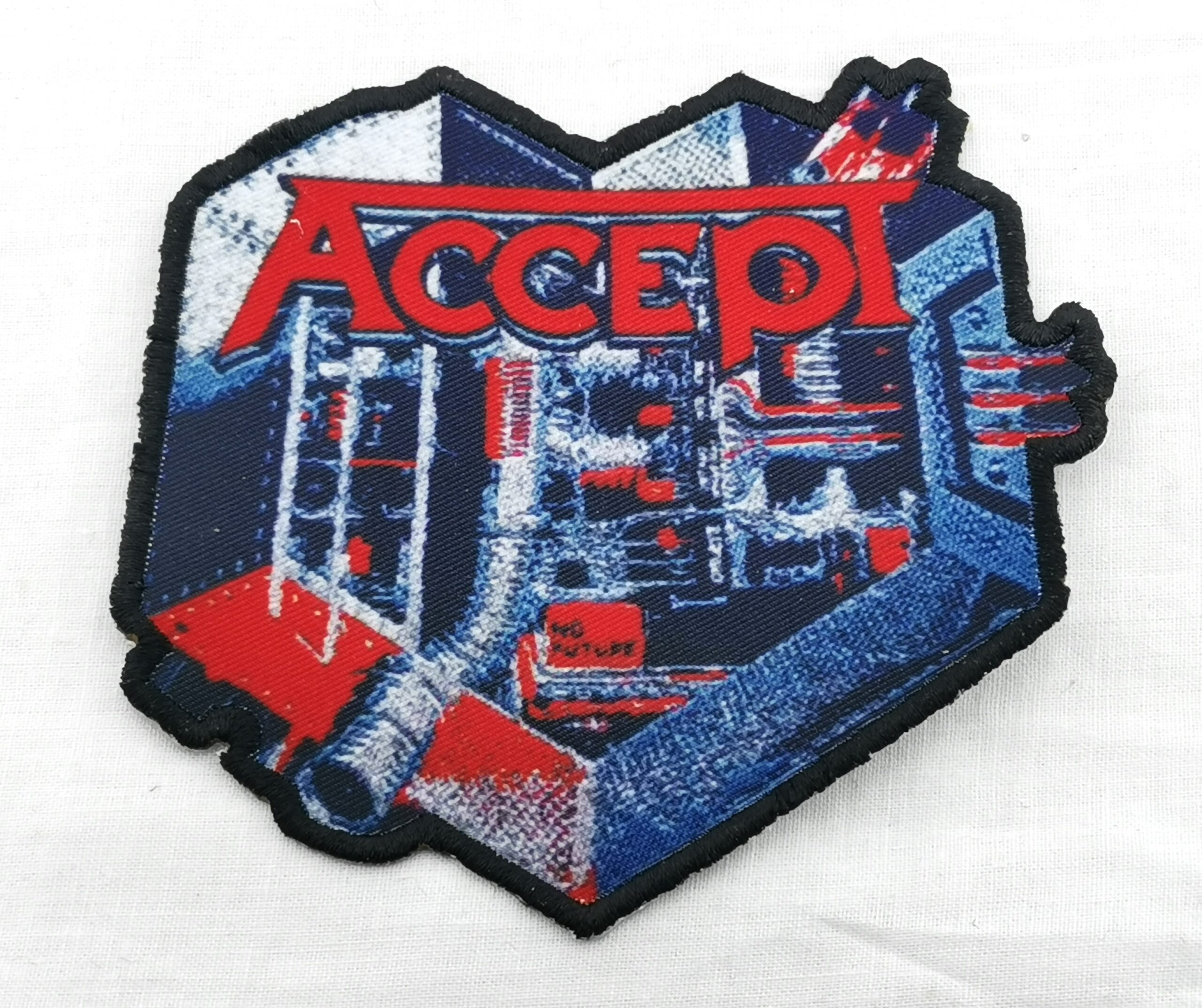 Текстилна нашивка Accept с червено лого и сини детайли