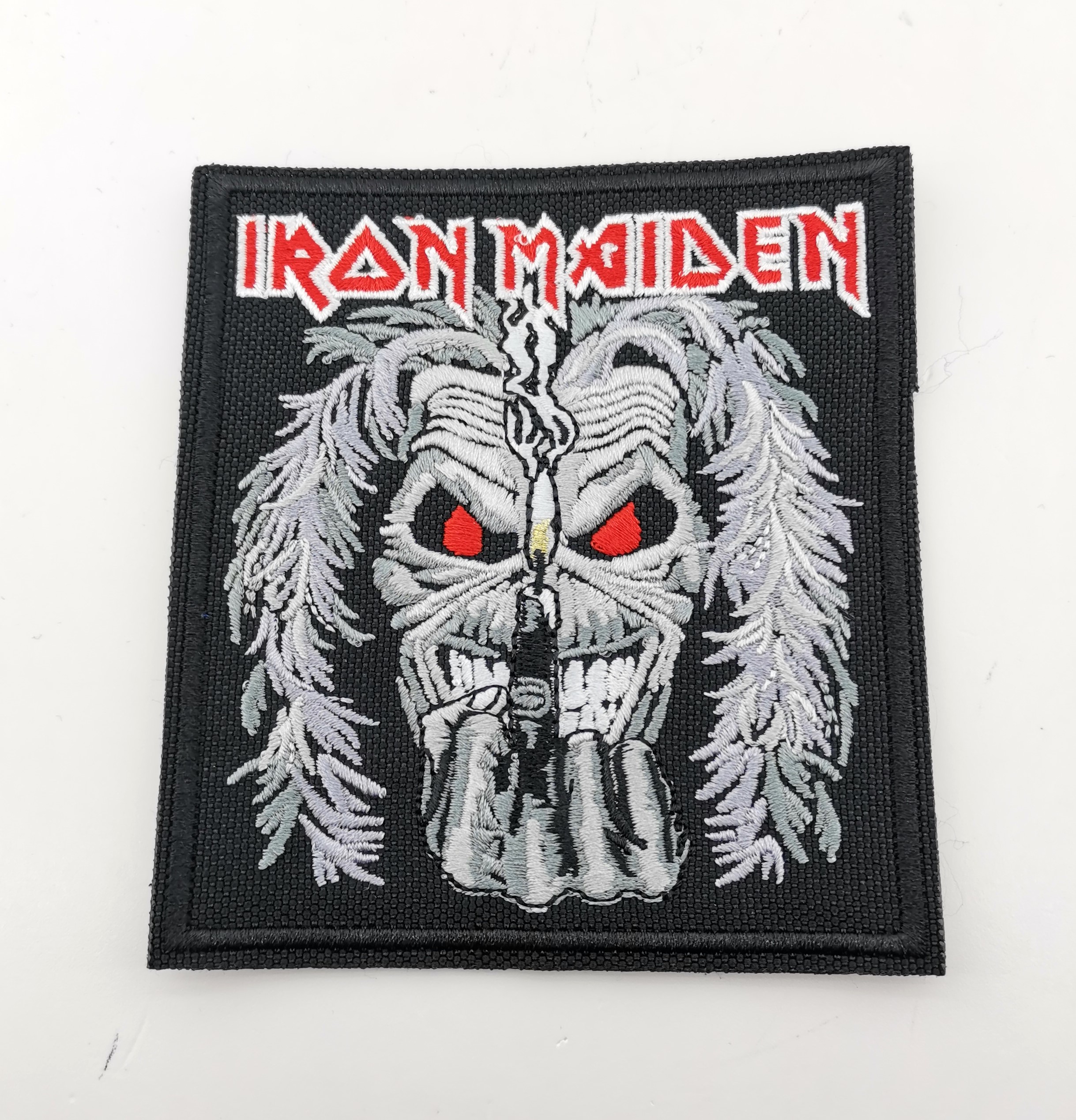 Текстилна нашивка Iron Maiden с бродиран Eddie и лого.