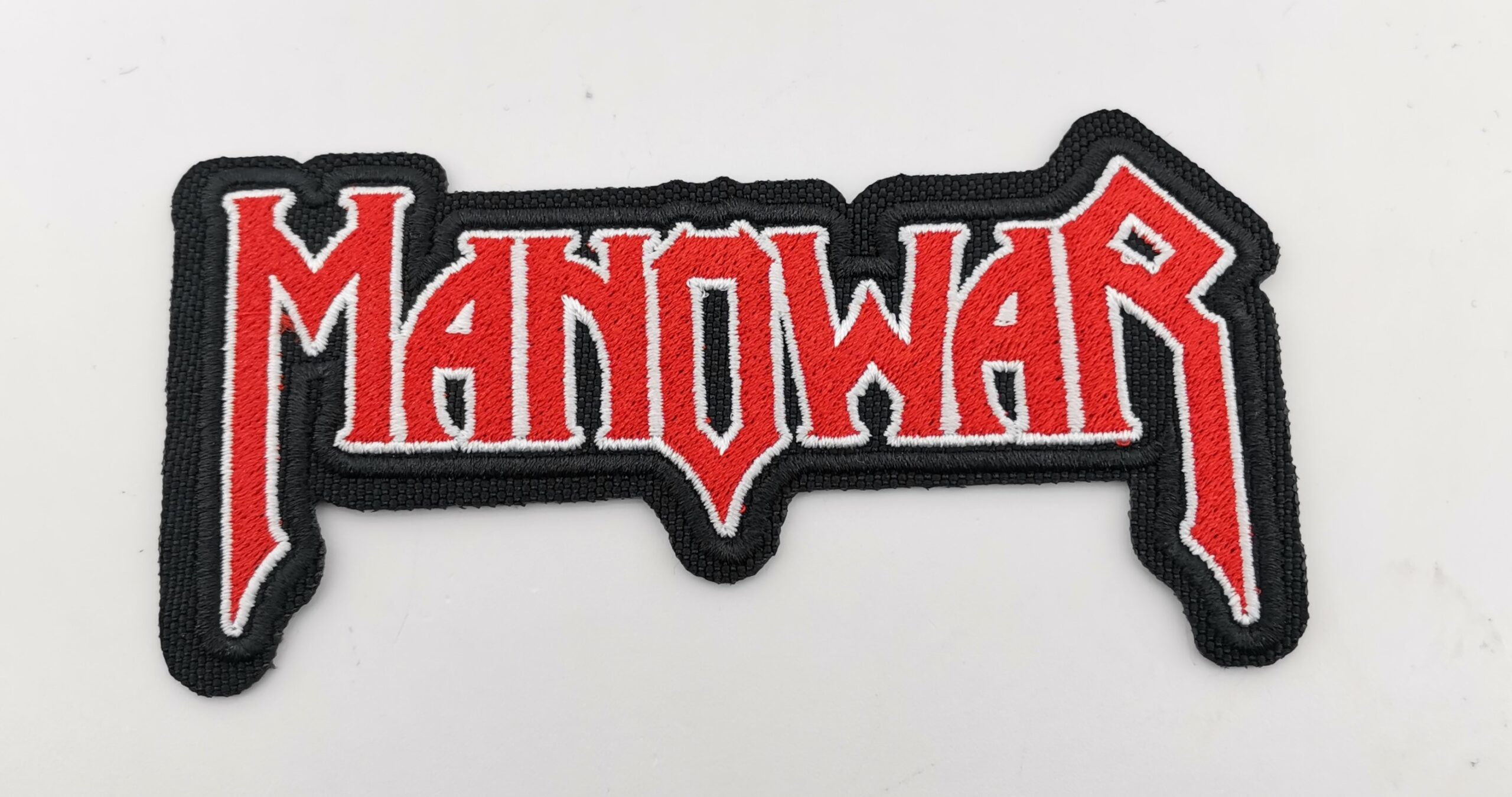 Бродирана нашивка Manowar с червено лого и бял контур за метъл яке.