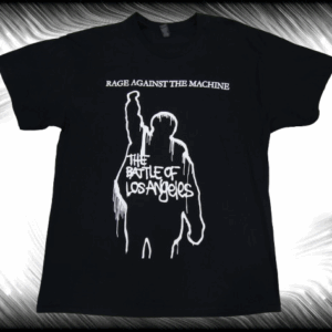 Черна тениска на Rage Against The Machine с бяла щампа на вдигнат юмрук и надпис The Battle of Los Angeles