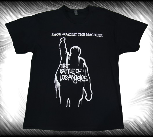 Черна тениска на Rage Against The Machine с бяла щампа на вдигнат юмрук и надпис The Battle of Los Angeles