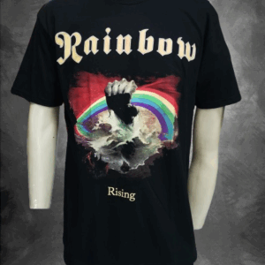 Черна тениска на Rainbow с цветна щампа на юмрук и дъга от албума Rising