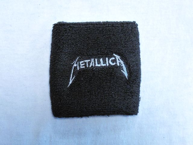 Черен хавлиен накитник за китка с бяла бродерия на логото на Metallica