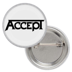Метална значка на Accept с черно лого на бял фон и диаметър 25 мм