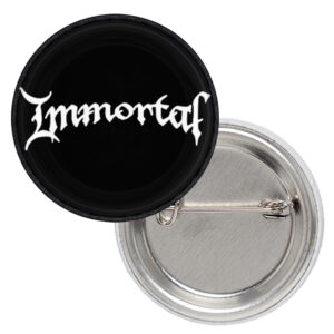 Кръгла метална значка на Immortal с бяло лого върху черен фон