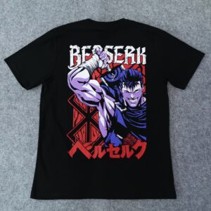Черна памучна тениска с голям ситопечат на гърба, изобразяващ Guts от Berserk в графичен стил, и малко червено Brand of Sacrifice на лицето.