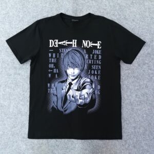 Черна памучна тениска със ситопечат на лицето, изобразяващ Light Yagami от Death Note в сиво-бял цвят, с надпис "DEATH NOTE".