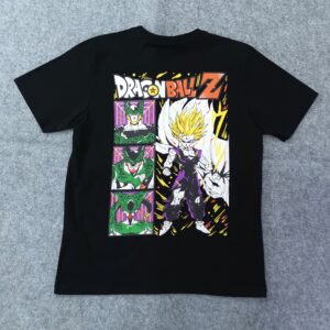 Черна памучна тениска с голям ситопечат на гърба, изобразяващ Gohan (Super Saiyan 2) и Cell от Dragon Ball Z, и малко оранжево лого на лицето.
